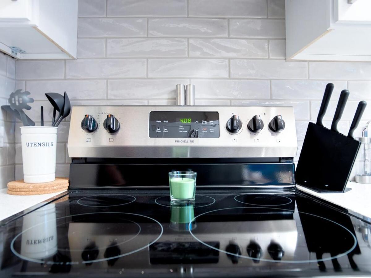 Gorgeous 2Br Condo W Parking Patio Coffee! YYC Dış mekan fotoğraf