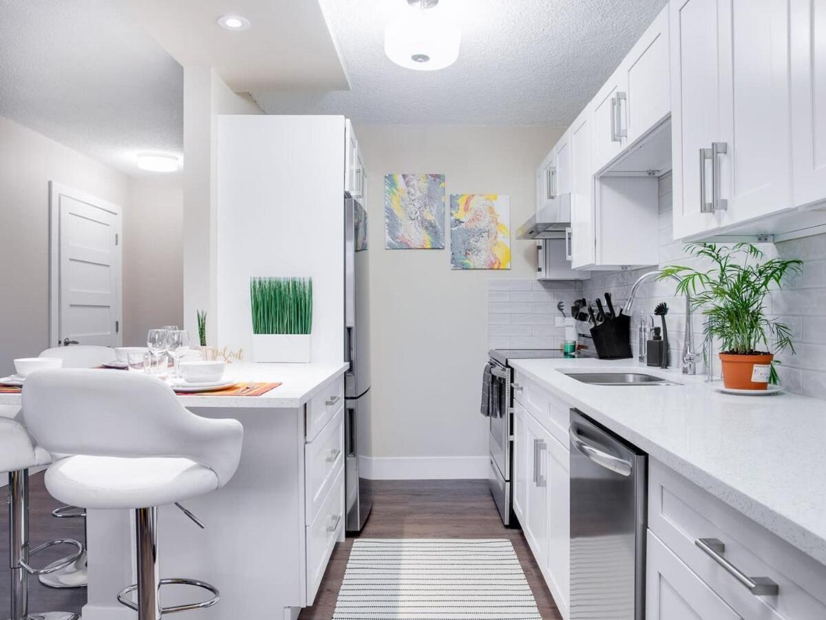 Gorgeous 2Br Condo W Parking Patio Coffee! YYC Dış mekan fotoğraf