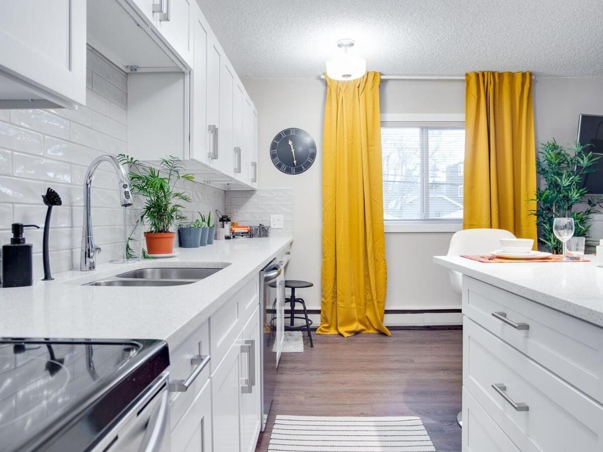 Gorgeous 2Br Condo W Parking Patio Coffee! YYC Dış mekan fotoğraf