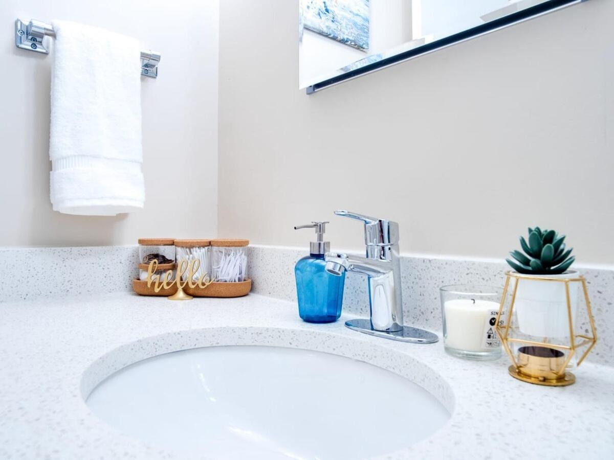 Gorgeous 2Br Condo W Parking Patio Coffee! YYC Dış mekan fotoğraf