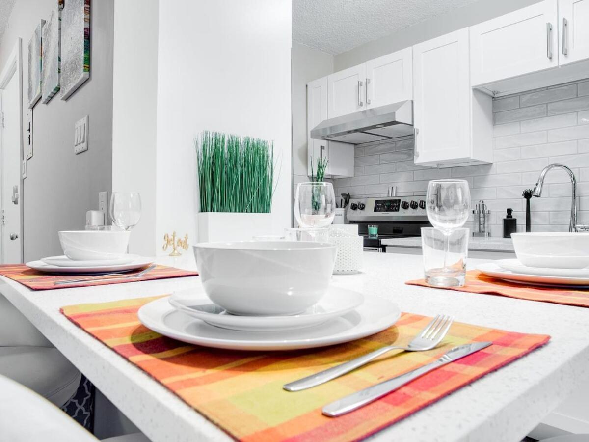 Gorgeous 2Br Condo W Parking Patio Coffee! YYC Dış mekan fotoğraf