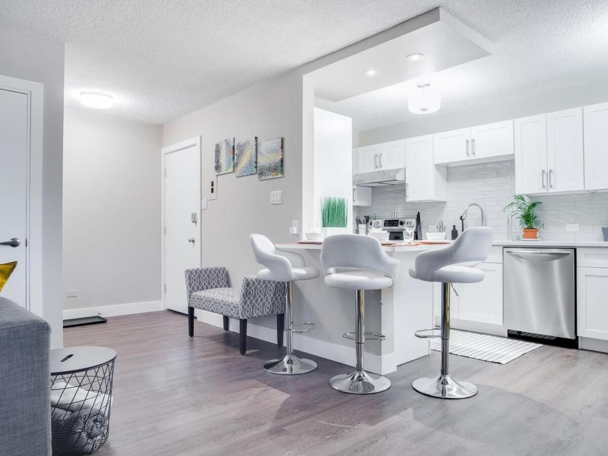 Gorgeous 2Br Condo W Parking Patio Coffee! YYC Dış mekan fotoğraf