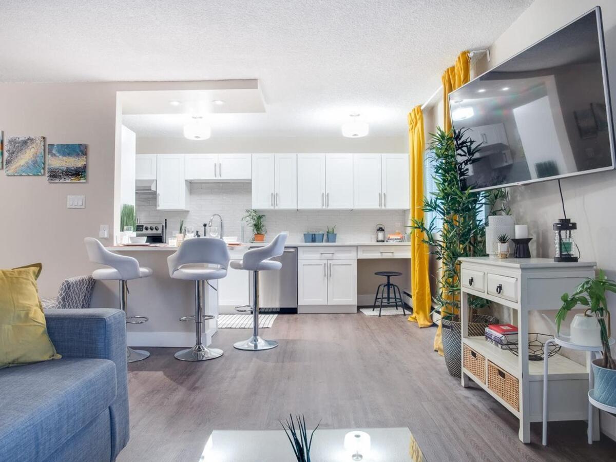 Gorgeous 2Br Condo W Parking Patio Coffee! YYC Dış mekan fotoğraf