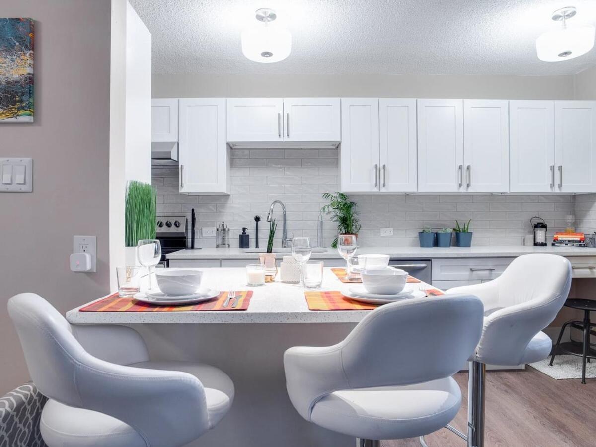 Gorgeous 2Br Condo W Parking Patio Coffee! YYC Dış mekan fotoğraf